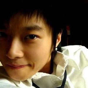 男生戴帽子打耳钉头像图片_WWW.WHOISQQ.COM
