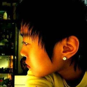 男生戴帽子打耳钉头像图片_WWW.WHOISQQ.COM