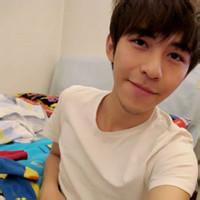 阳光男生短发头像图片_WWW.WHOISQQ.COM