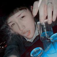 颓废带酒瓶的头像图片男生_WWW.WHOISQQ.COM