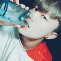 颓废带酒瓶的头像图片男生_WWW.WHOISQQ.COM
