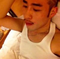 男生穿背心的头像图片_WWW.WHOISQQ.COM