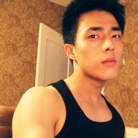 男生穿背心的头像图片_WWW.WHOISQQ.COM