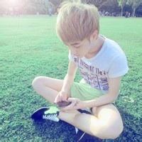 男生盘腿坐地头像图片_WWW.WHOISQQ.COM