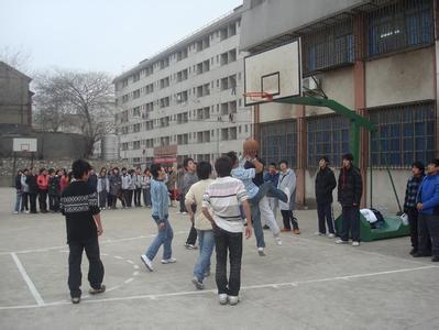 男生抱女生篮球头像图片_WWW.WHOISQQ.COM