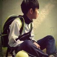 男生盘腿坐地头像图片_WWW.WHOISQQ.COM