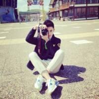 男生盘腿坐地头像图片_WWW.WHOISQQ.COM