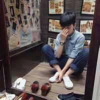 男生盘腿坐地头像图片_WWW.WHOISQQ.COM