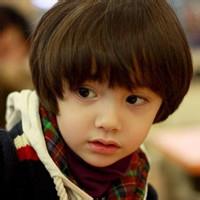 欧美小男生拿花的头像图片_WWW.WHOISQQ.COM