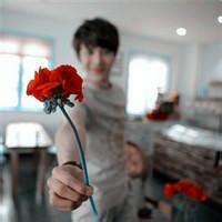 带花的男生头像图片欧美_WWW.WHOISQQ.COM