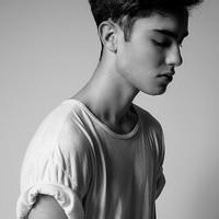 qq头像图片 男生 黑白正面_WWW.WHOISQQ.COM