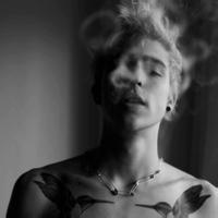 qq头像图片男生黑白吐烟_WWW.WHOISQQ.COM