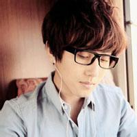 戴眼镜成熟男生头像图片_WWW.WHOISQQ.COM