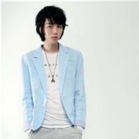 男生站立的头像图片_WWW.WHOISQQ.COM