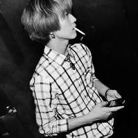 成熟头像图片 男生 手势枪_WWW.WHOISQQ.COM