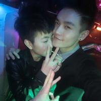 成熟头像图片 男生 手势枪_WWW.WHOISQQ.COM
