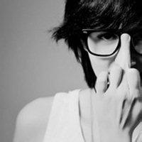 成熟头像图片 男生 手势枪_WWW.WHOISQQ.COM