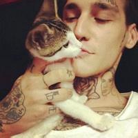 qq头像图片男生拿猫的_WWW.WHOISQQ.COM