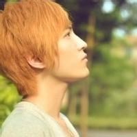 男生站立qq头像图片_WWW.WHOISQQ.COM