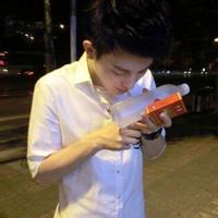 qq男生白色颓废头像图片_WWW.WHOISQQ.COM