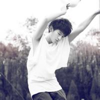 伤感灰白头像图片男生_WWW.WHOISQQ.COM