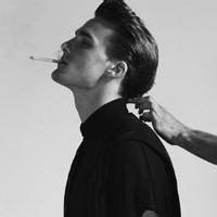 黑白男生微信头像图片_WWW.WHOISQQ.COM