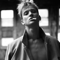黑白男生微信头像图片_WWW.WHOISQQ.COM