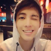 时尚男生微信头像图片_WWW.WHOISQQ.COM