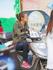 小男生拿着纸片做头像图片_WWW.WHOISQQ.COM