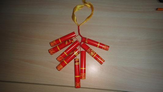小男生拿着纸片做头像图片_WWW.WHOISQQ.COM
