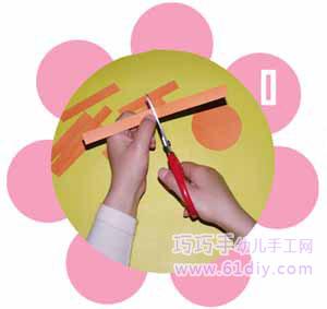 小男生拿着纸片做头像图片_WWW.WHOISQQ.COM