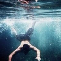 男生在水底的头像图片_WWW.WHOISQQ.COM
