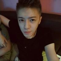 送花的男生头像图片_WWW.WHOISQQ.COM