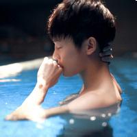 送花的男生头像图片_WWW.WHOISQQ.COM