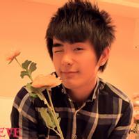 拿朵花男生头像图片_WWW.WHOISQQ.COM