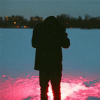 拿朵花男生头像图片_WWW.WHOISQQ.COM
