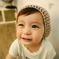 拿朵花男生头像图片_WWW.WHOISQQ.COM