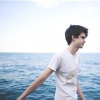 拿朵花男生头像图片_WWW.WHOISQQ.COM