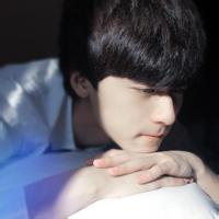 看书的男生头像图片_WWW.WHOISQQ.COM