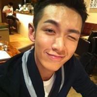 看书的男生头像图片_WWW.WHOISQQ.COM