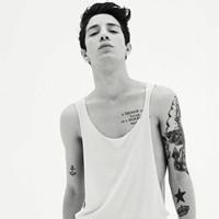 黑白头像图片男生捂头的_WWW.WHOISQQ.COM