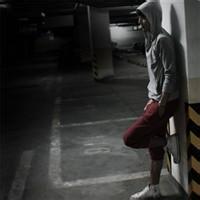 qq头像图片男生全身靠墙_WWW.WHOISQQ.COM