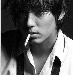 男生灰黑头像图片_WWW.WHOISQQ.COM