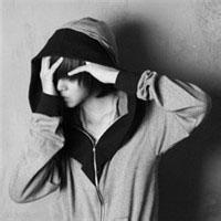 黑白带帽子男生头像图片_WWW.WHOISQQ.COM