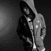 黑白带帽子男生头像图片_WWW.WHOISQQ.COM