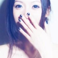 男生捂嘴落泪头像图片_WWW.WHOISQQ.COM
