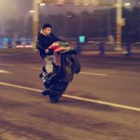 qq头像图片男生帅气骑机车_WWW.WHOISQQ.COM