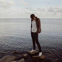 qq头像图片水里的男生_WWW.WHOISQQ.COM