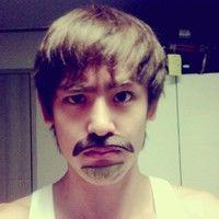 男生手抱花的头像图片_WWW.WHOISQQ.COM