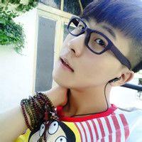 男生手抱花的头像图片_WWW.WHOISQQ.COM